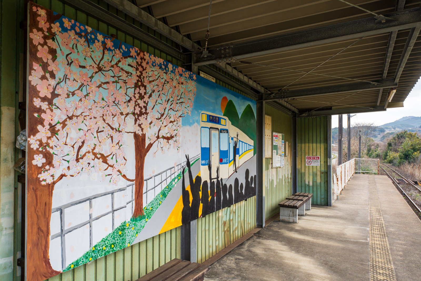 福島口駅の上屋に描かれた桜と列車の壁画(2026年3月)