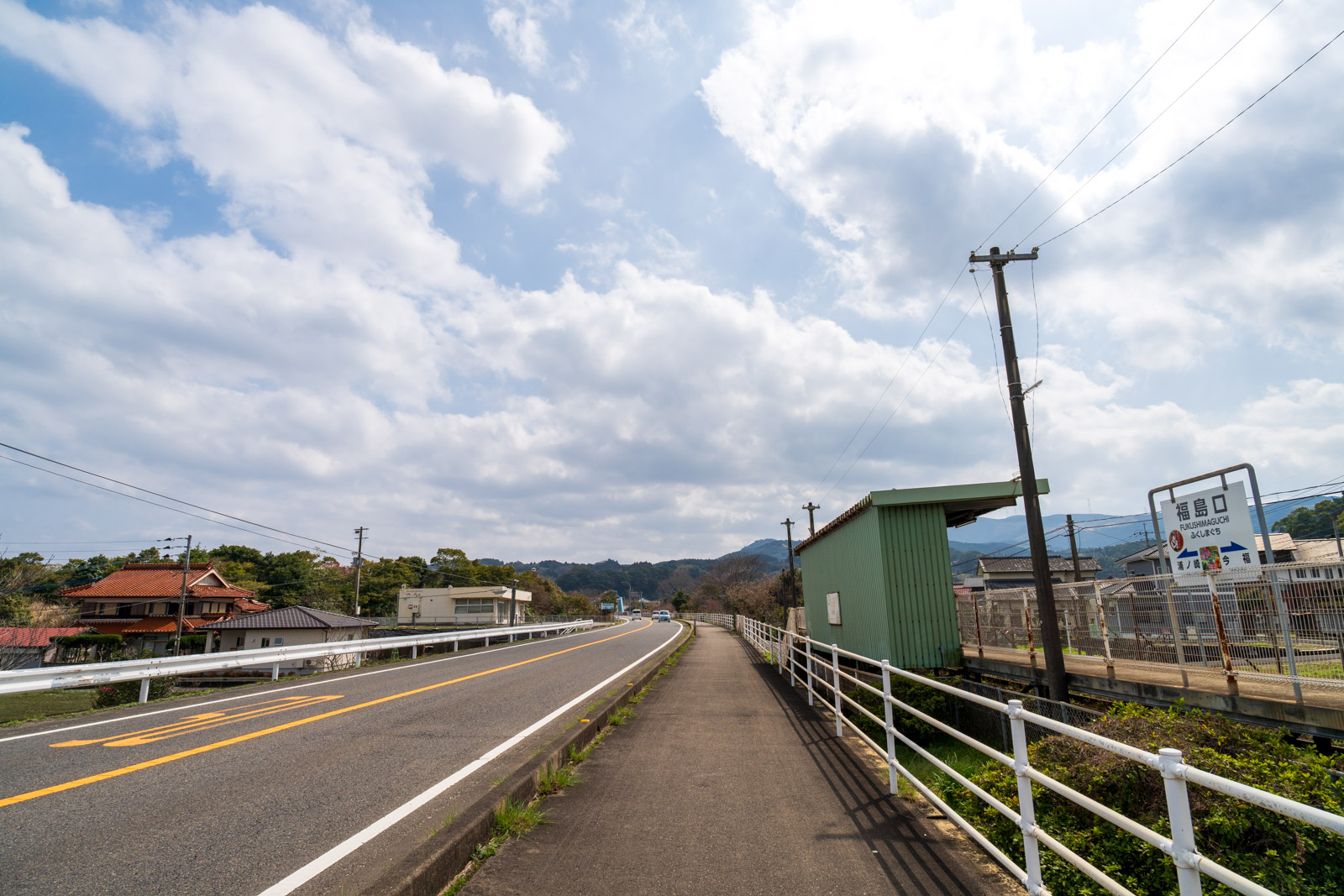 福島口駅の脇を通る国道204号(2026年3月)