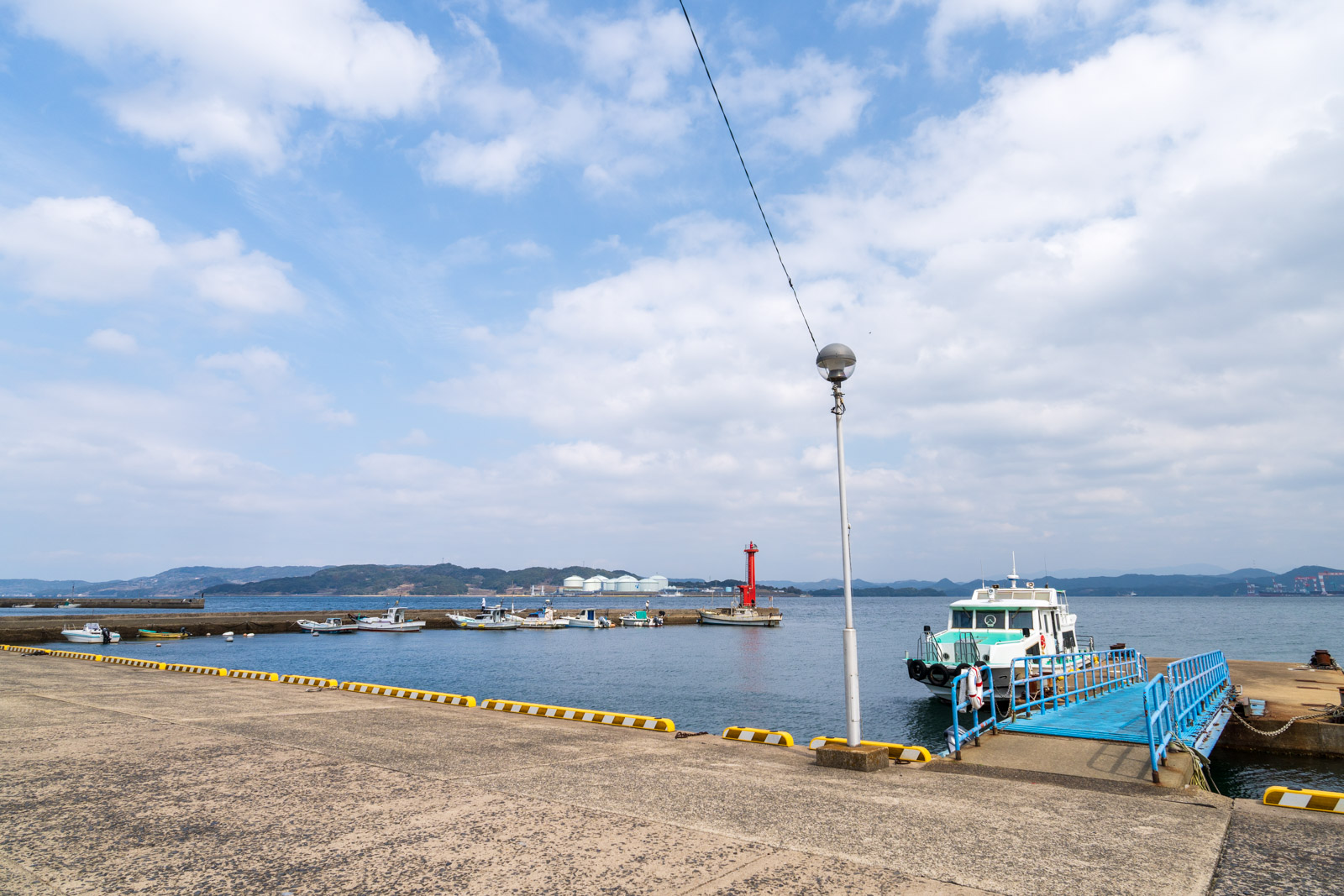浦ノ崎港の岸壁と停泊する定期船(2026年3月)