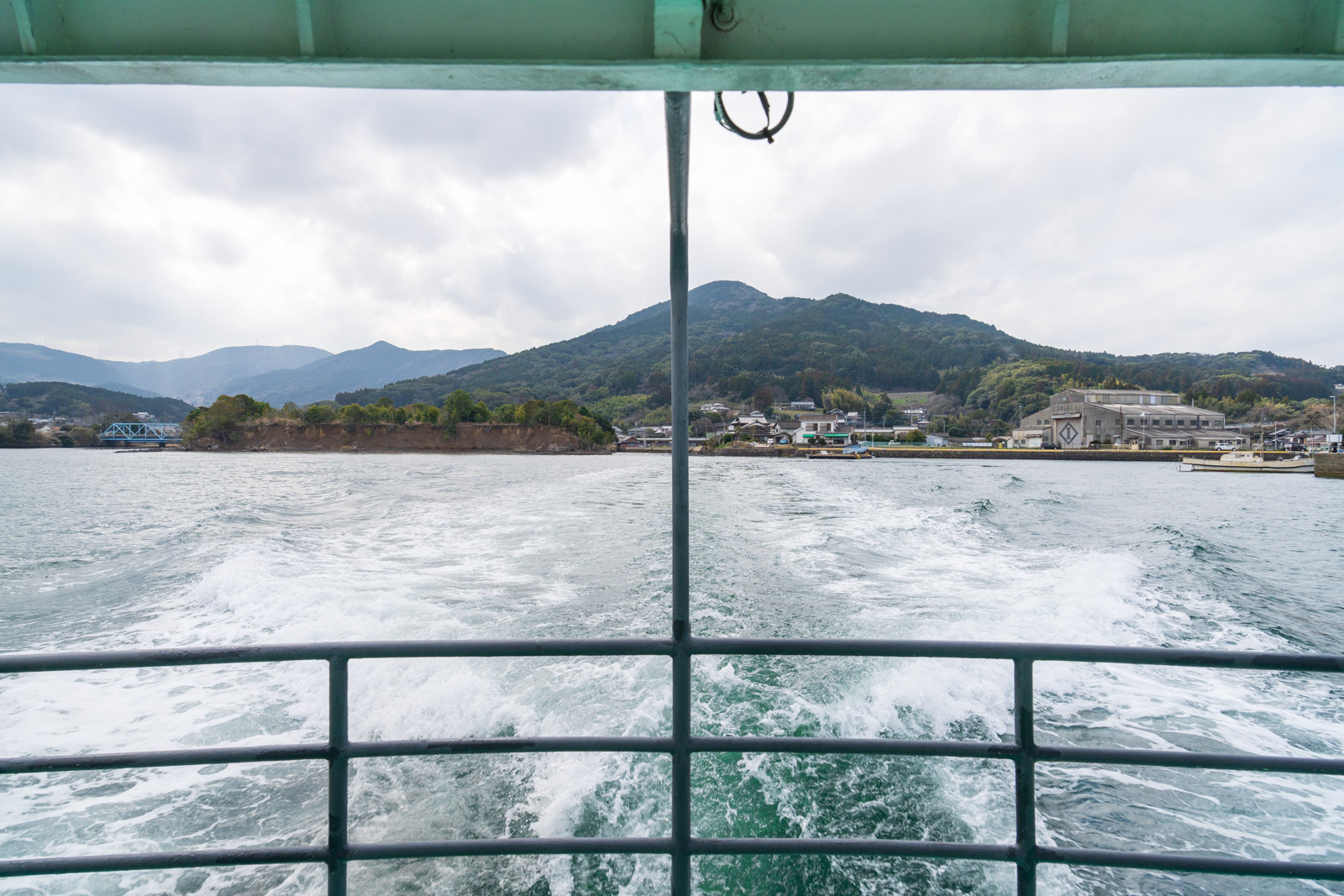 定期船の甲板から見た白い航跡と遠ざかる岸辺(2026年3月)