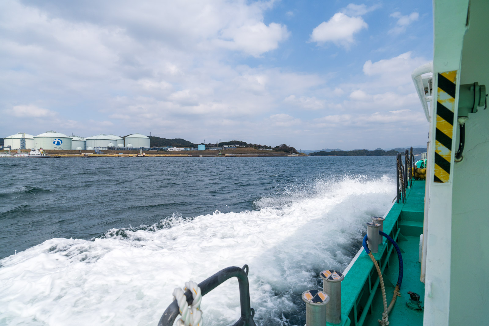 定期船から見た福島の石油ガス備蓄基地と波しぶき(2026年3月)