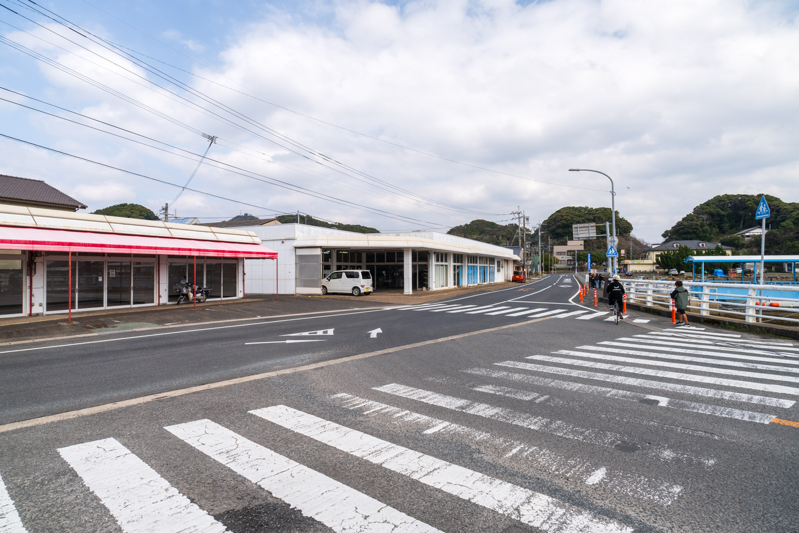 福島港前の横断歩道と店舗の建物(2026年3月)