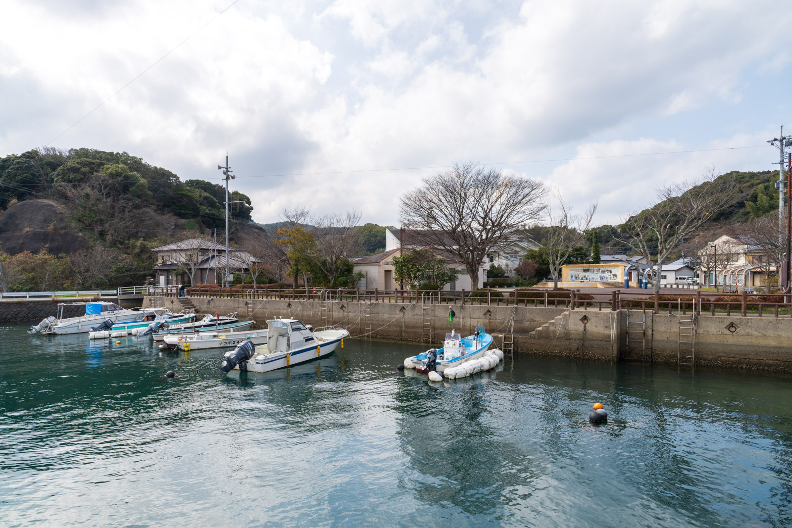 福島港に係留された小舟と岸辺の広場(2026年3月)