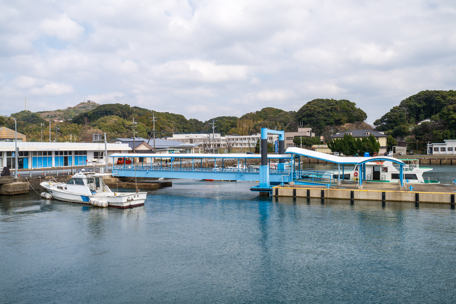 福島港の青い桟橋と係留された船(2026年3月)