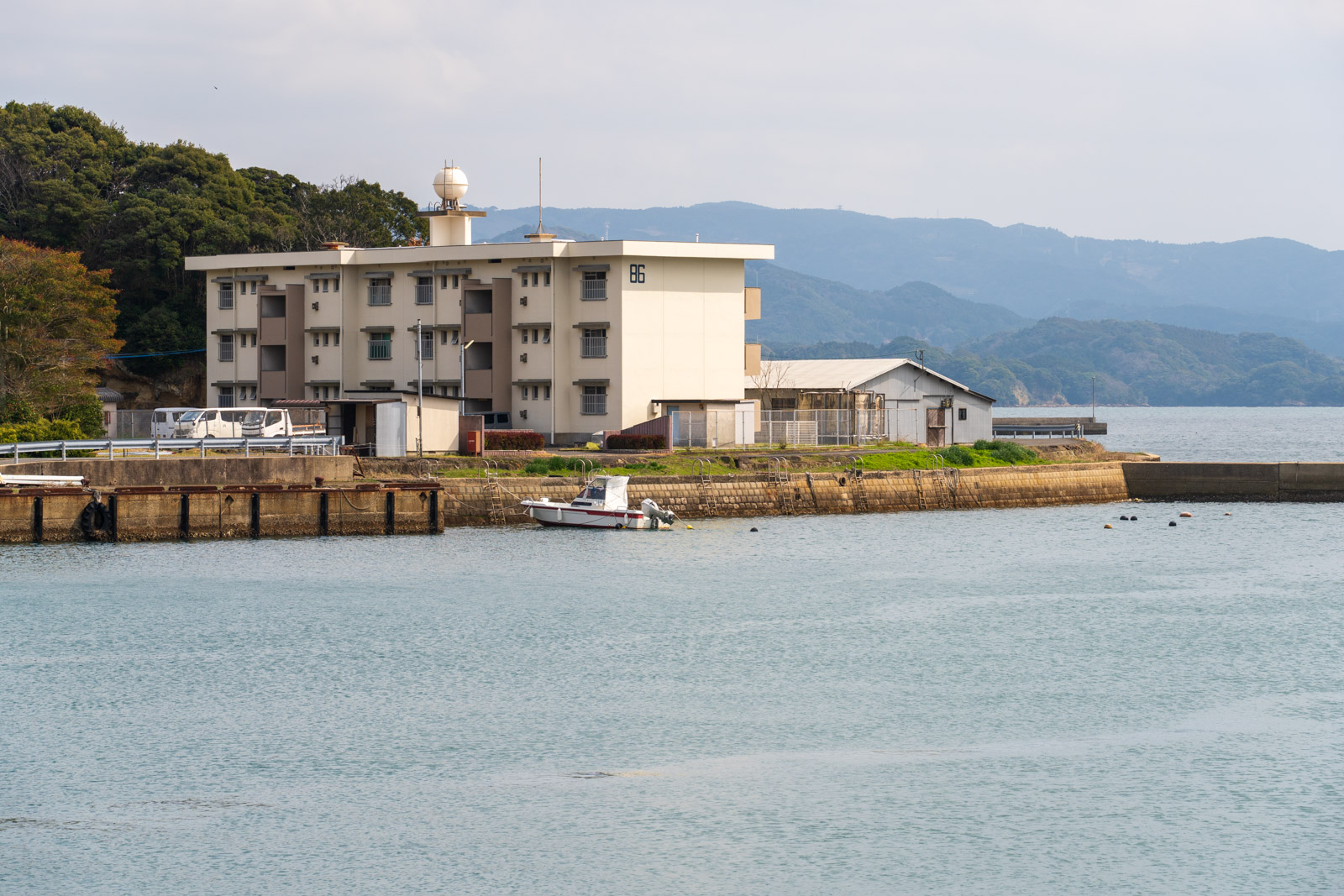 福島港の岸辺に立つ建物と海(2026年3月)