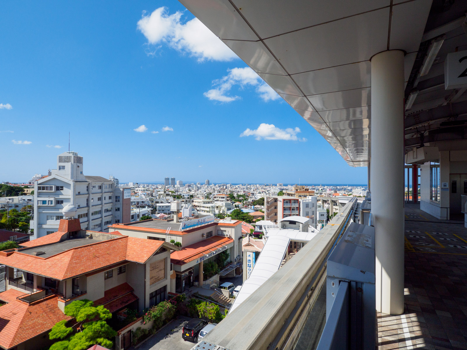 儀保駅のホームから見た那覇市街と東シナ海（2020年11月）