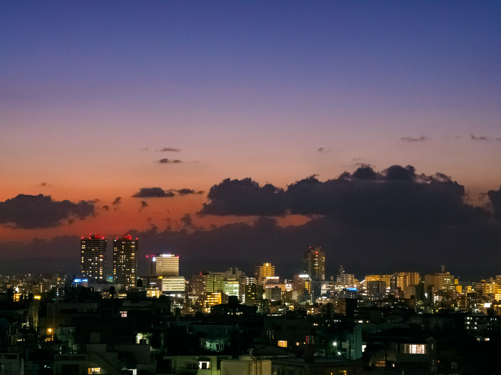 儀保駅から見た那覇市街の夜景（2020年11月）