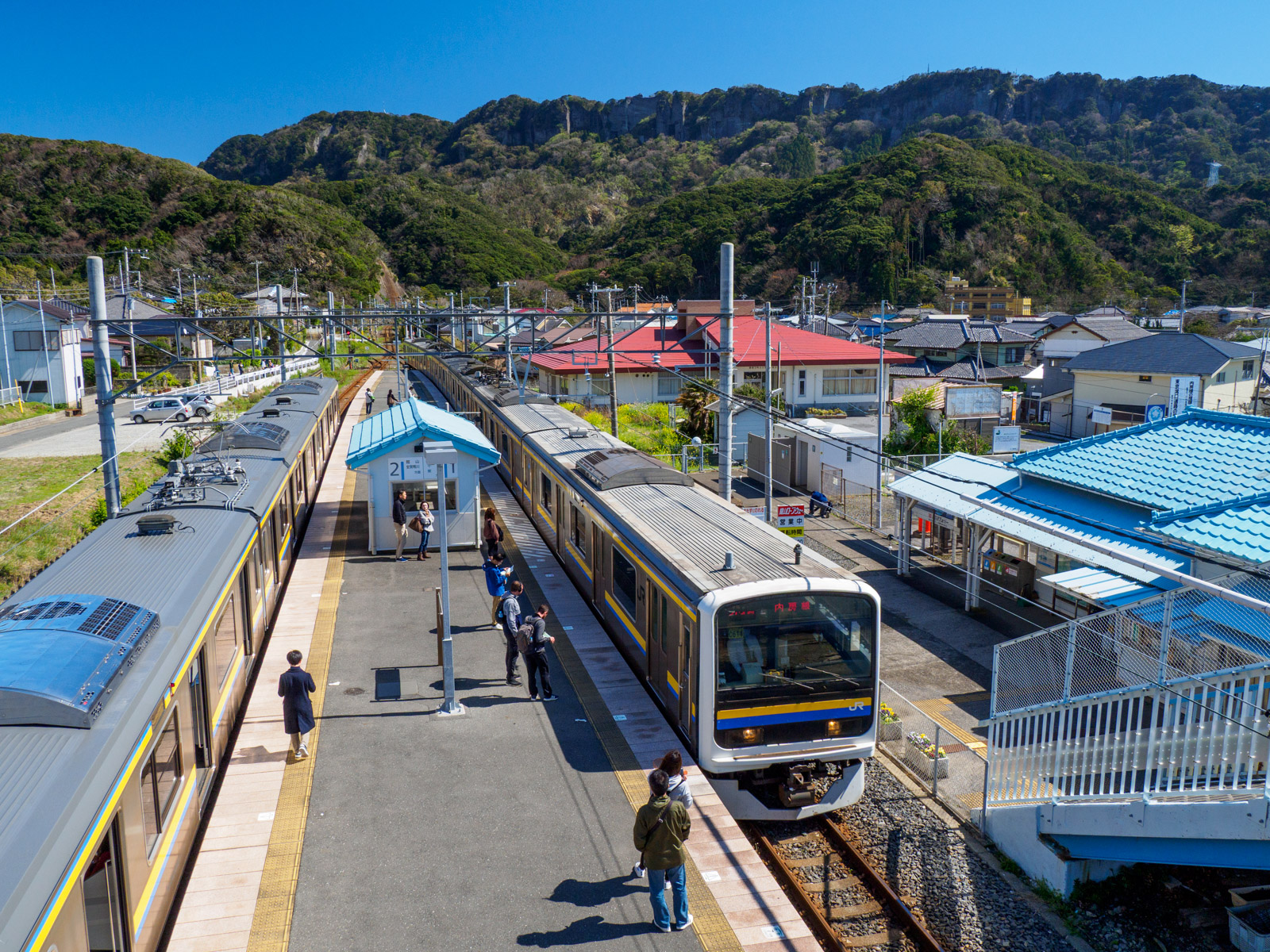浜金谷駅のホームと鋸山(2020年3月)