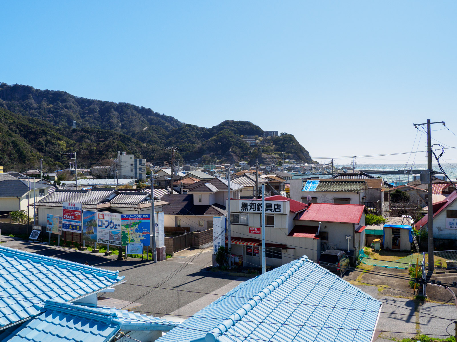 浜金谷駅の跨線橋から見た、金谷の街並み(2020年3月)