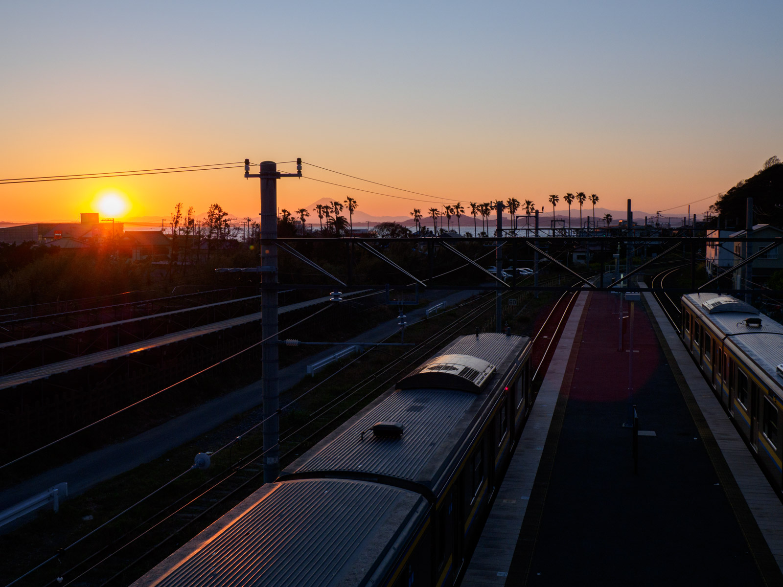 夕暮れの浜金谷駅(2020年3月)