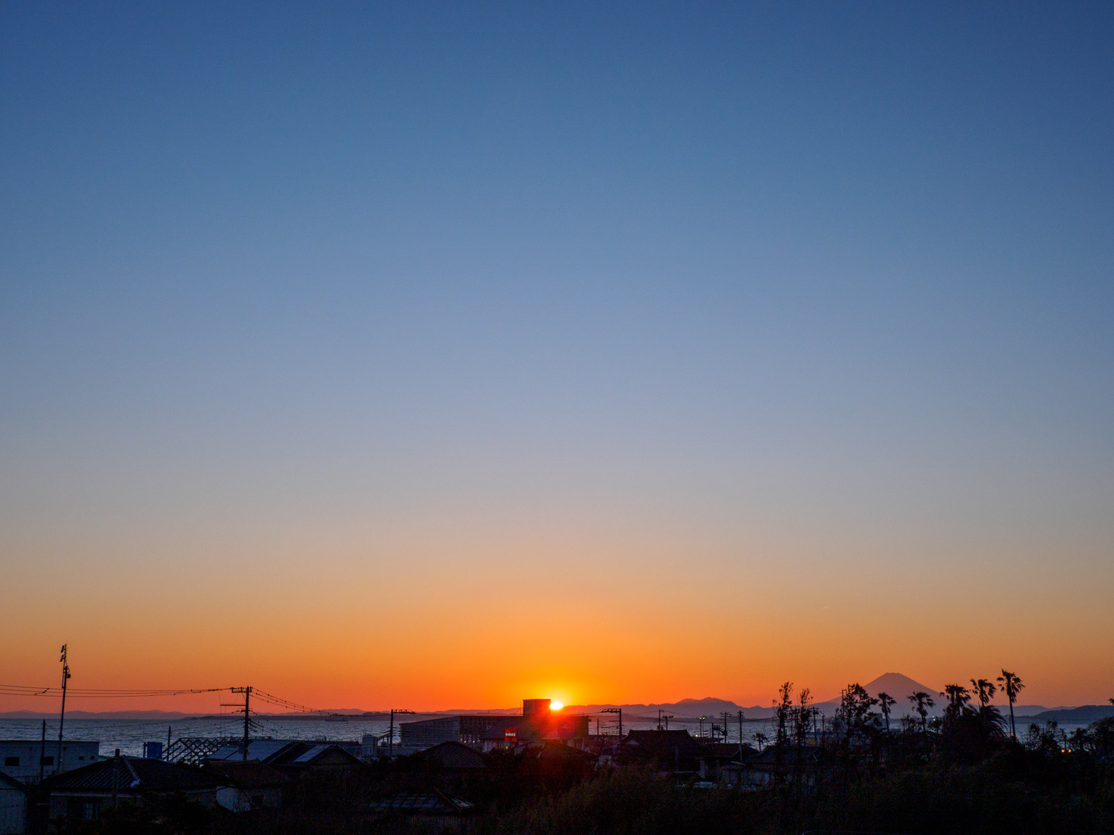 浜金谷駅の跨線橋から見た、夕暮れの東京湾と富士山(2020年3月)