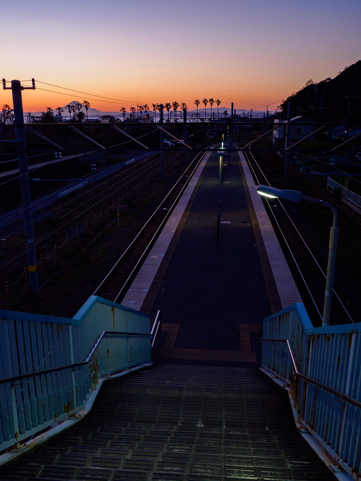 マジックアワーの浜金谷駅と東京湾(2020年3月)