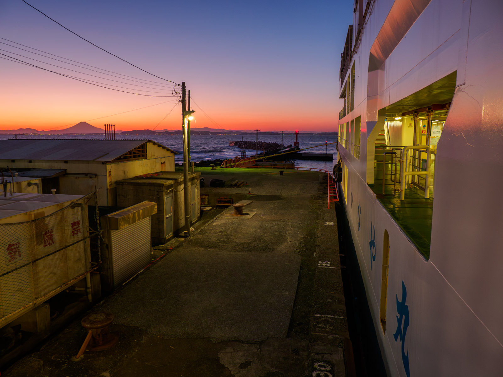金谷港の東京湾フェリーから見た、浜金谷駅の跨線橋から見た、夕暮れの東京湾と富士山(2020年3月)
