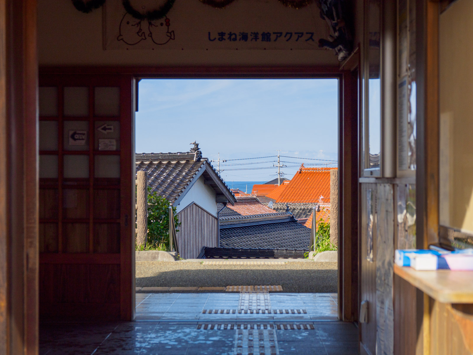波子駅の出口から見た、集落の家々と日本海（2018年11月）