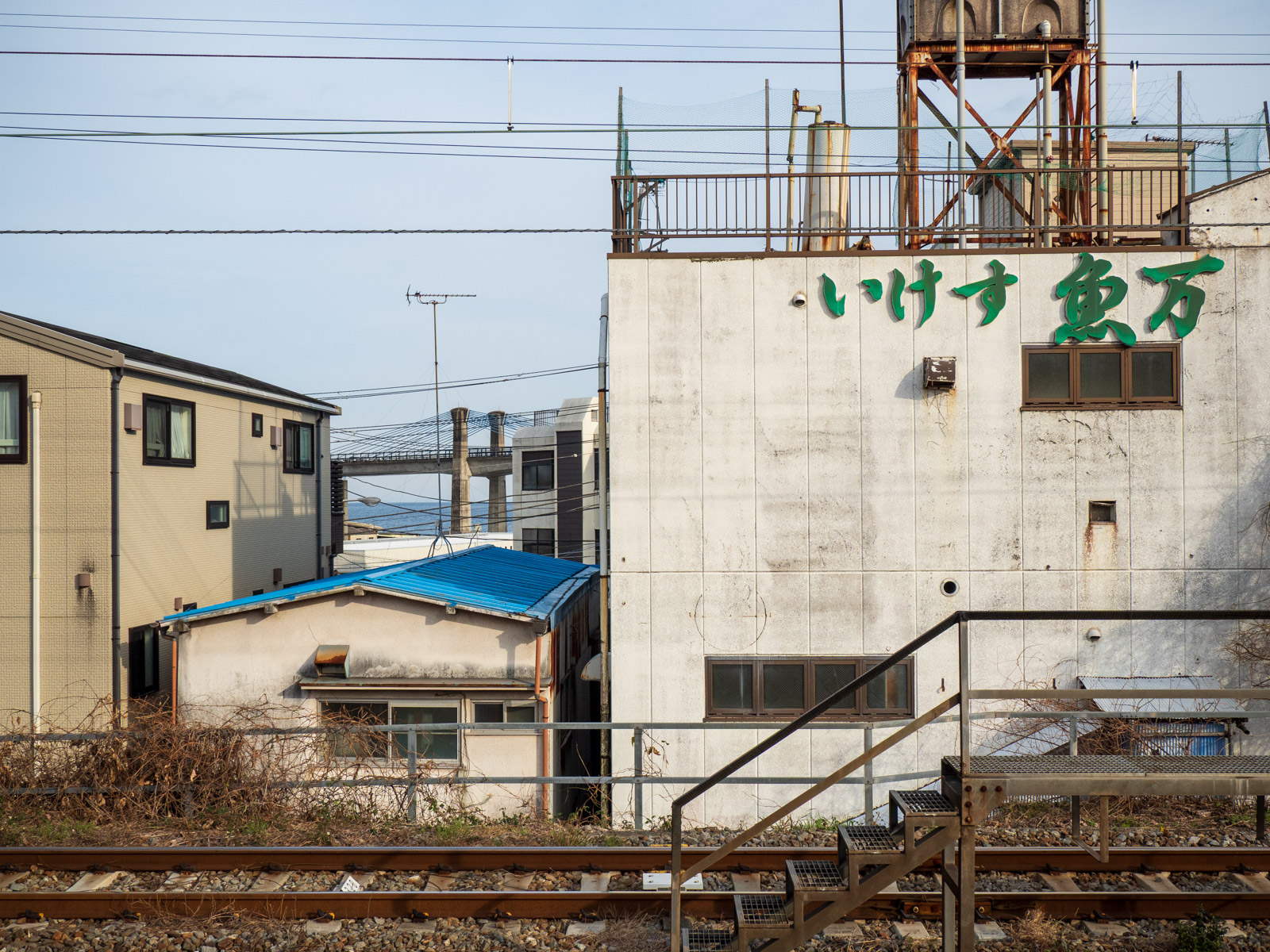 早川駅のホームから見た、建物越しの相模湾(2024年2月)