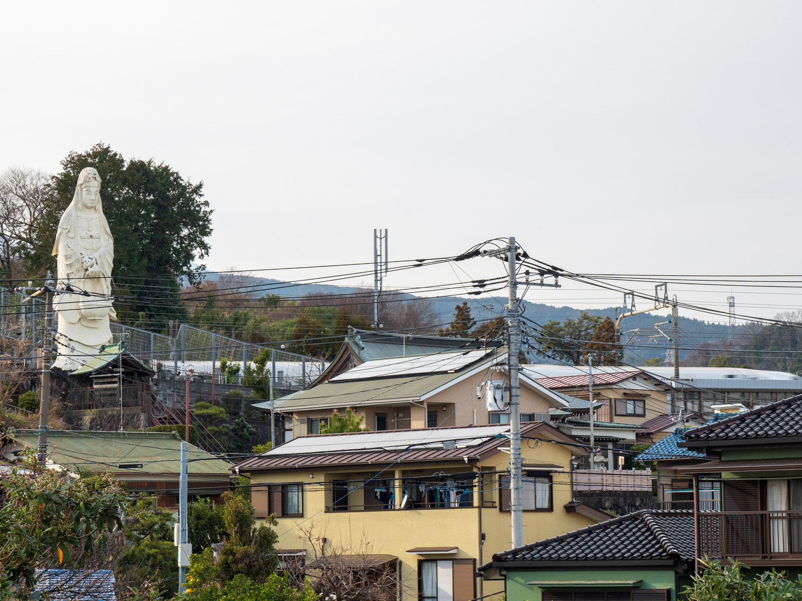 早川駅のホームから見た、魚籃大観音と東海道新幹線(2024年2月)