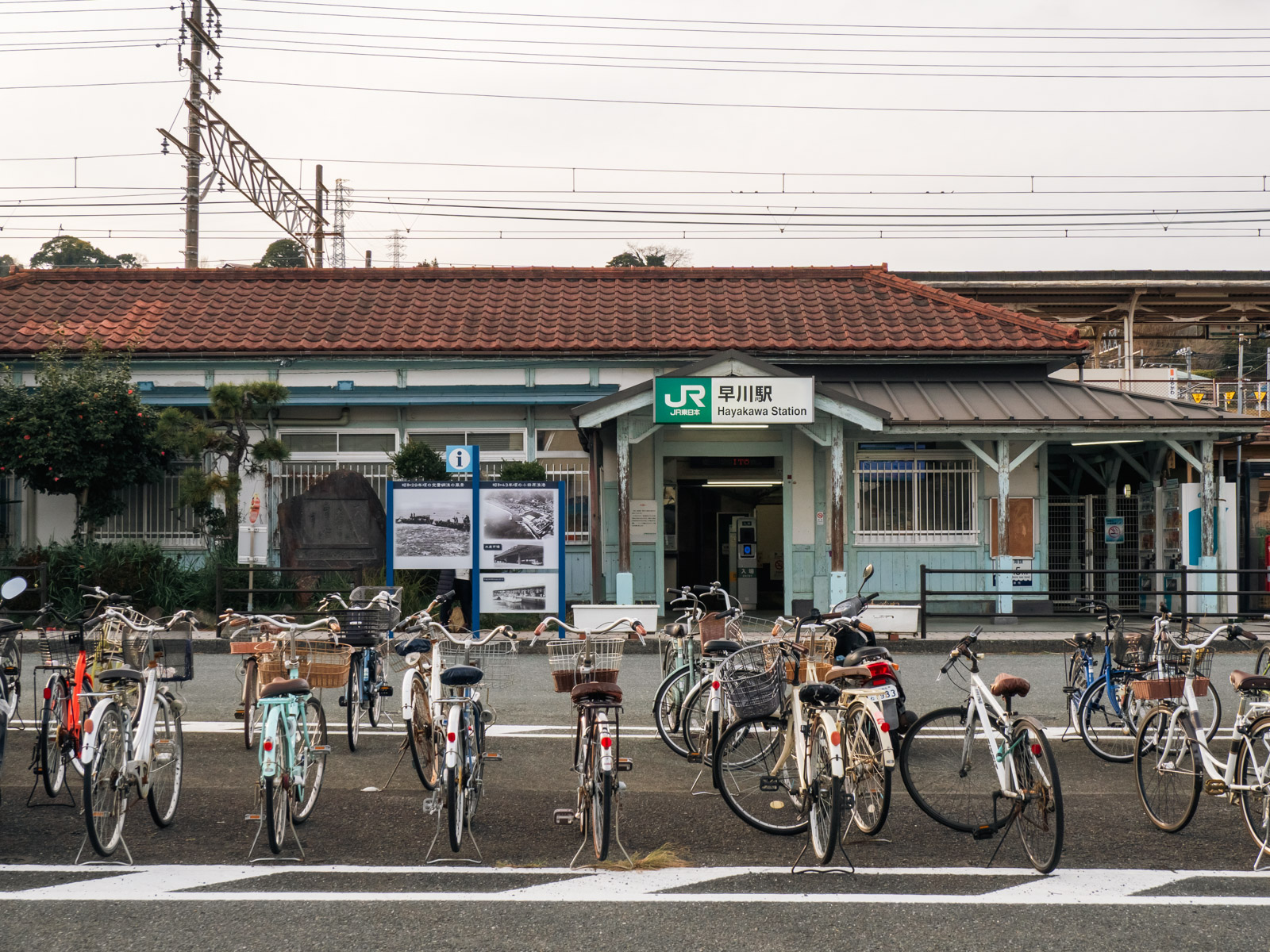 早川駅の駅舎(2024年2月)