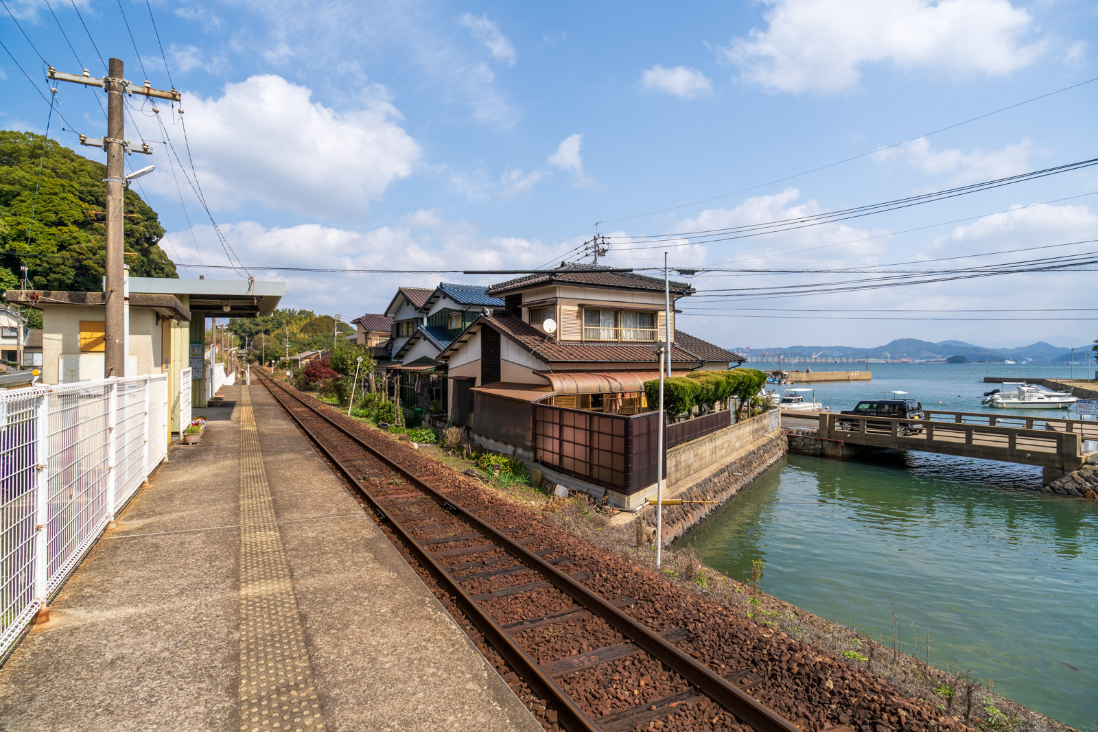 波瀬駅のホームから見た、入り江と家々、波瀬泊地(2026年3月)