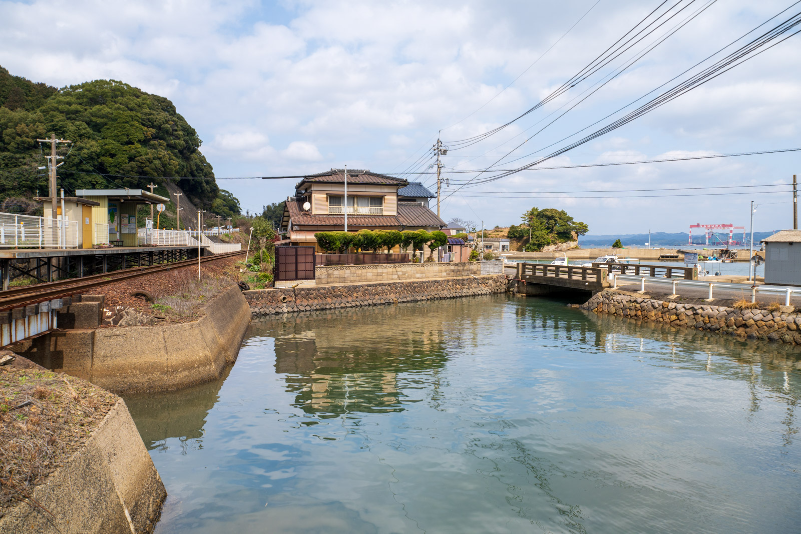 波瀬駅に隣接する入り江の石垣(2026年3月)