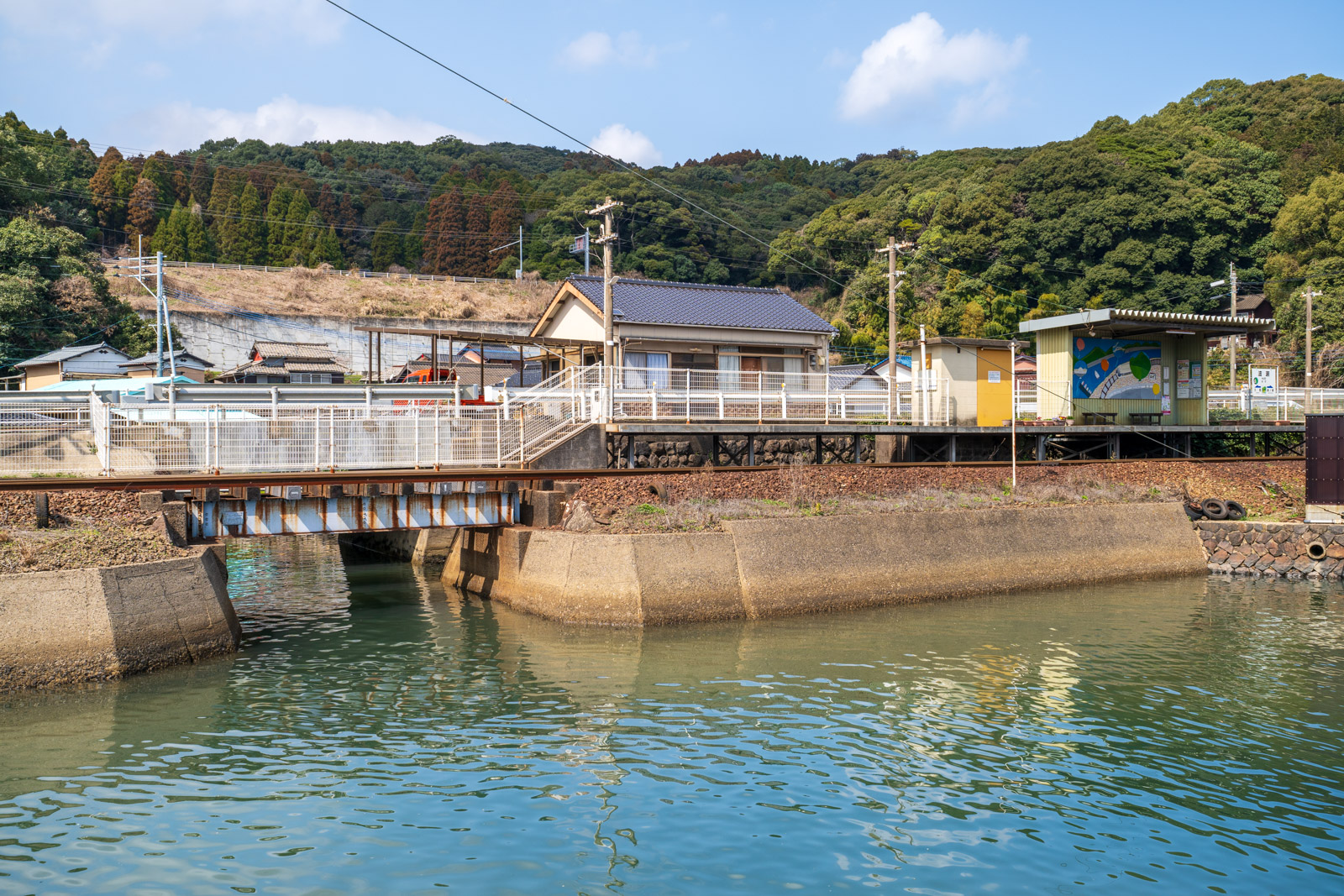 波瀬駅の線路をくぐる水路(2026年3月)