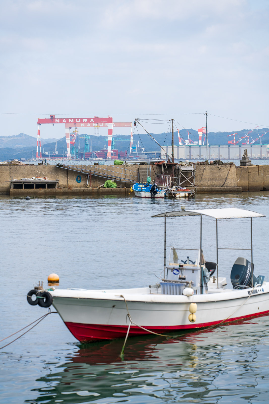波瀬泊地の船と、対岸の名村造船所のクレーン(2026年3月)