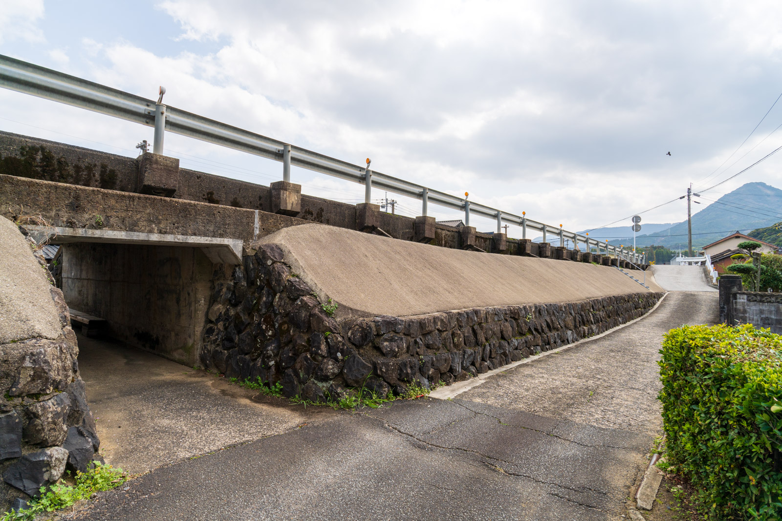 波瀬駅付近にある背の低いトンネル(2026年3月)