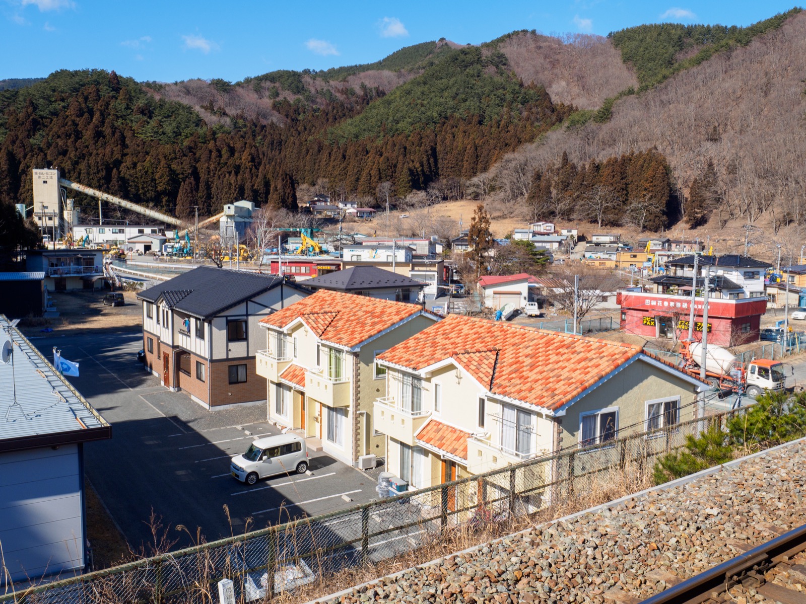平田駅のホームから見た山側の景色