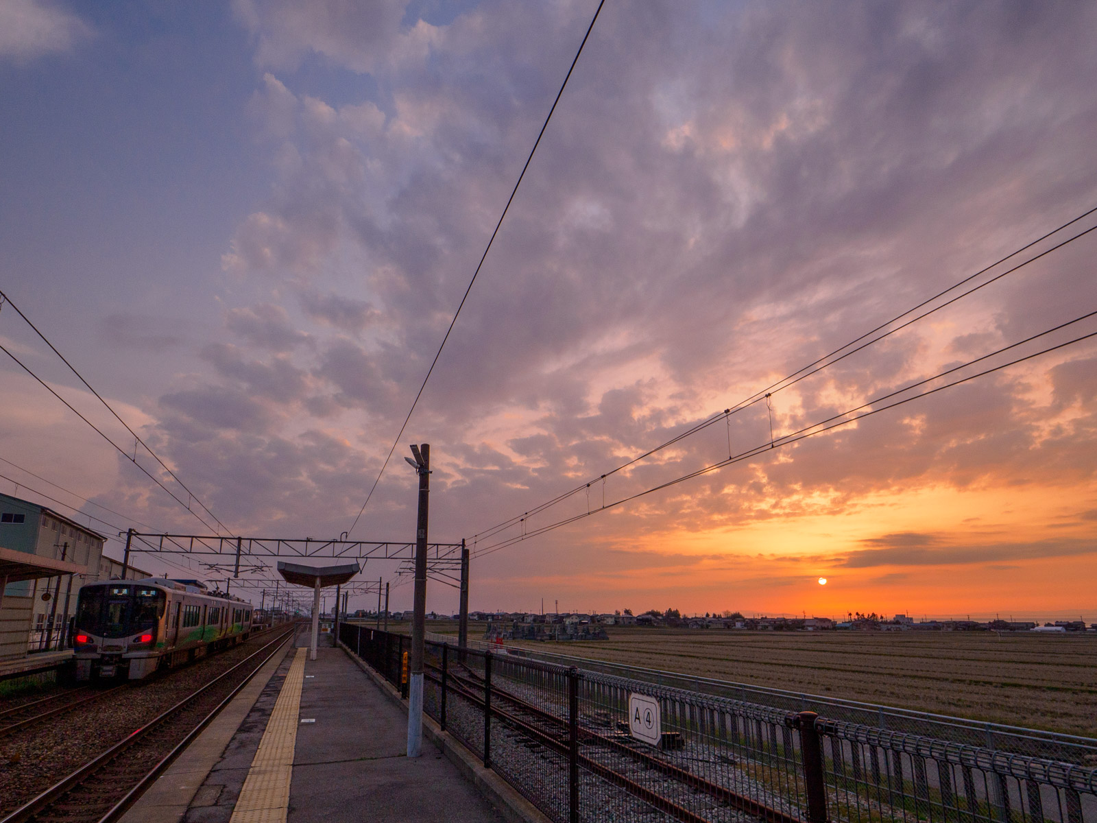 東滑川駅のホームと夕暮れ（2024年4月）