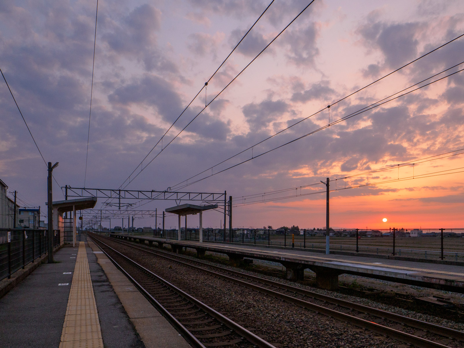 東滑川駅のホームと夕暮れ（2024年4月）