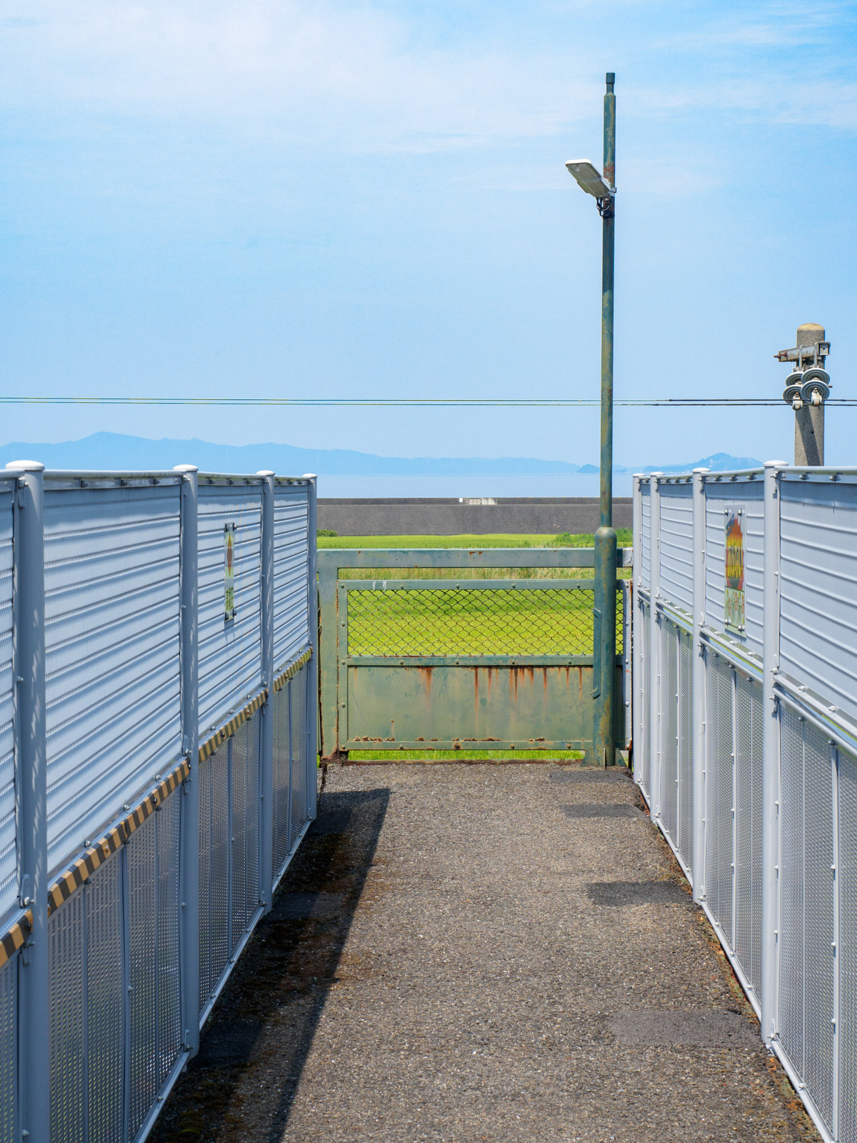 肥後二見駅の跨線橋から見た、八代海と天草・上島の稜線（2016年9月）