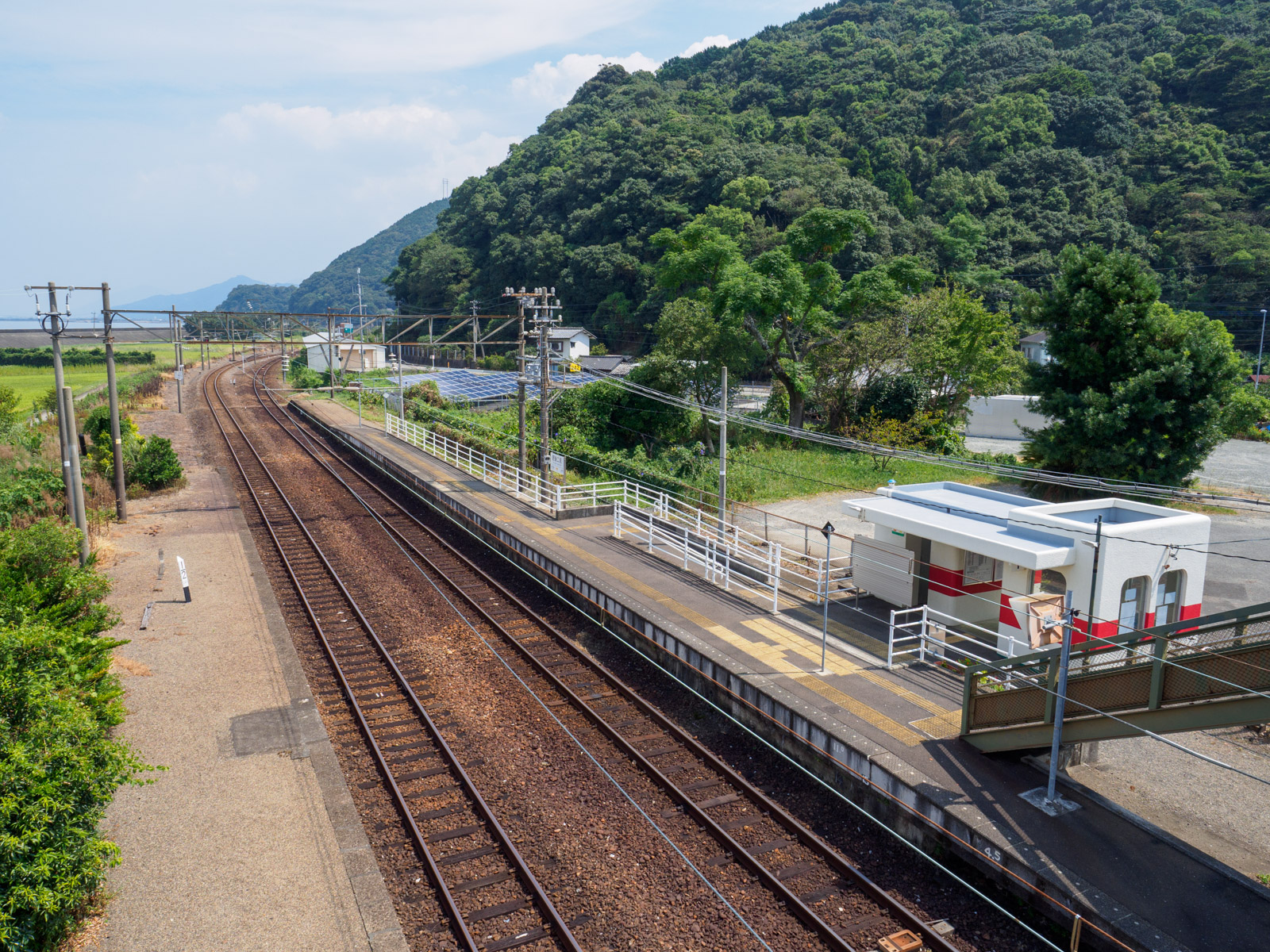 肥後二見駅の跨線橋から見た、山側の風景（2016年9月）