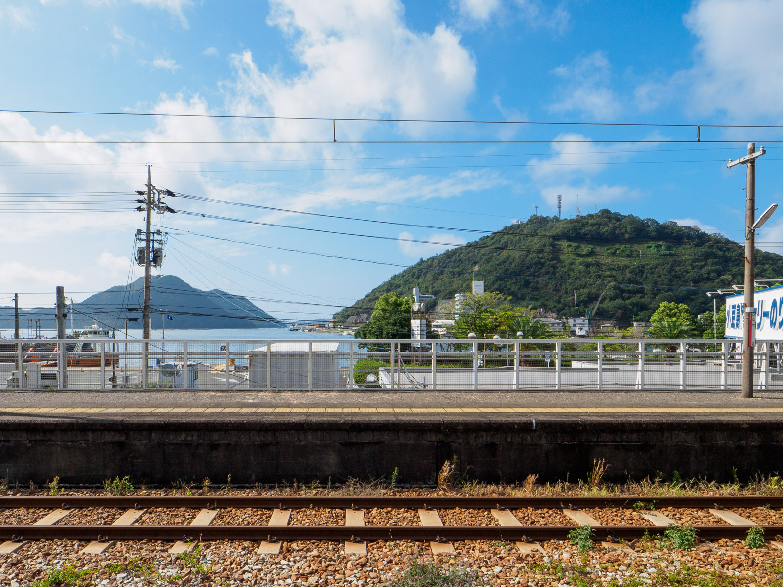 日生駅のホームから見た、鹿久居島と楯越山（2023年9月）