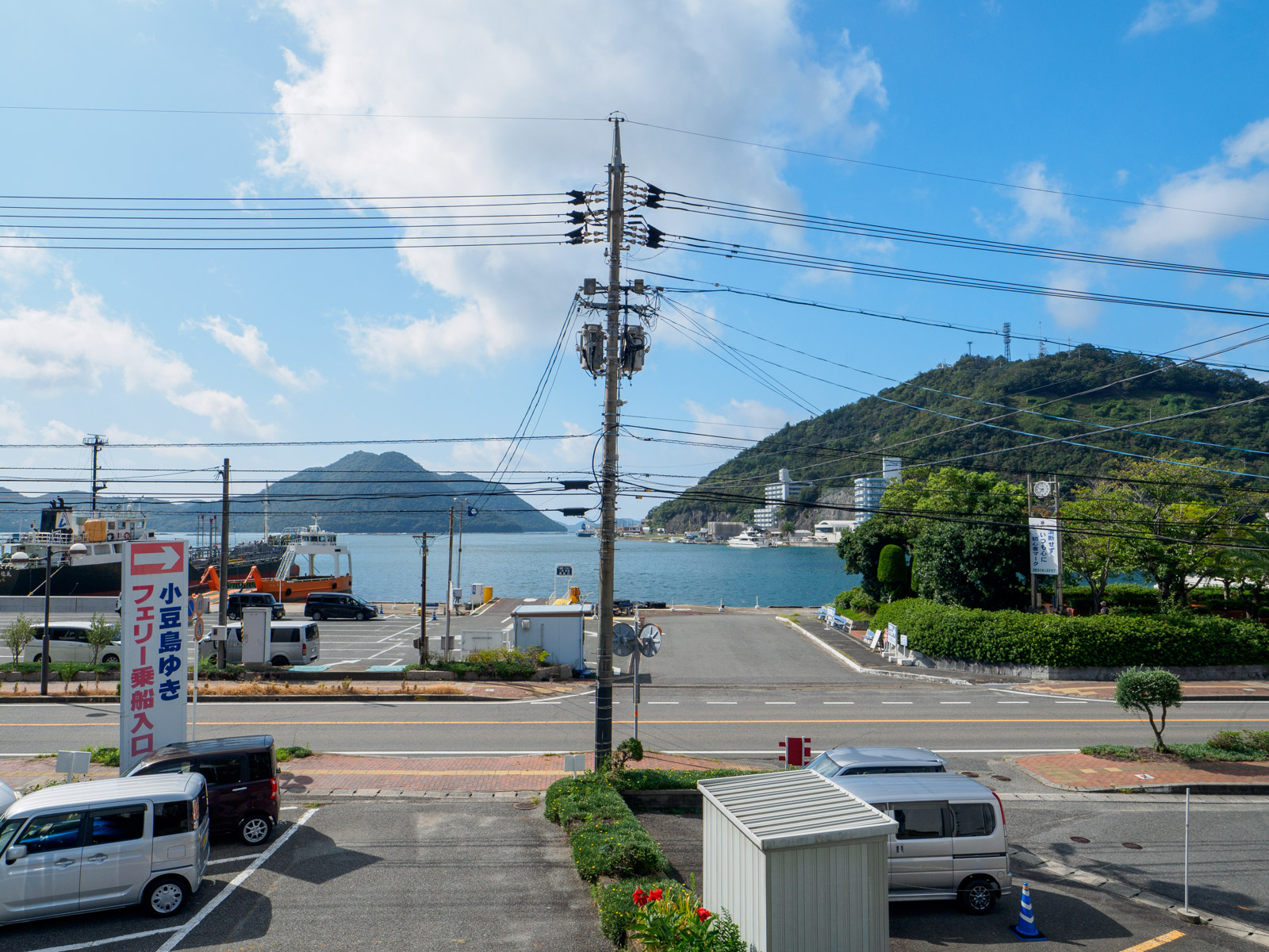 日生駅のホームから見た、日生港と小豆島行きのフェリー乗り場（2023年9月）