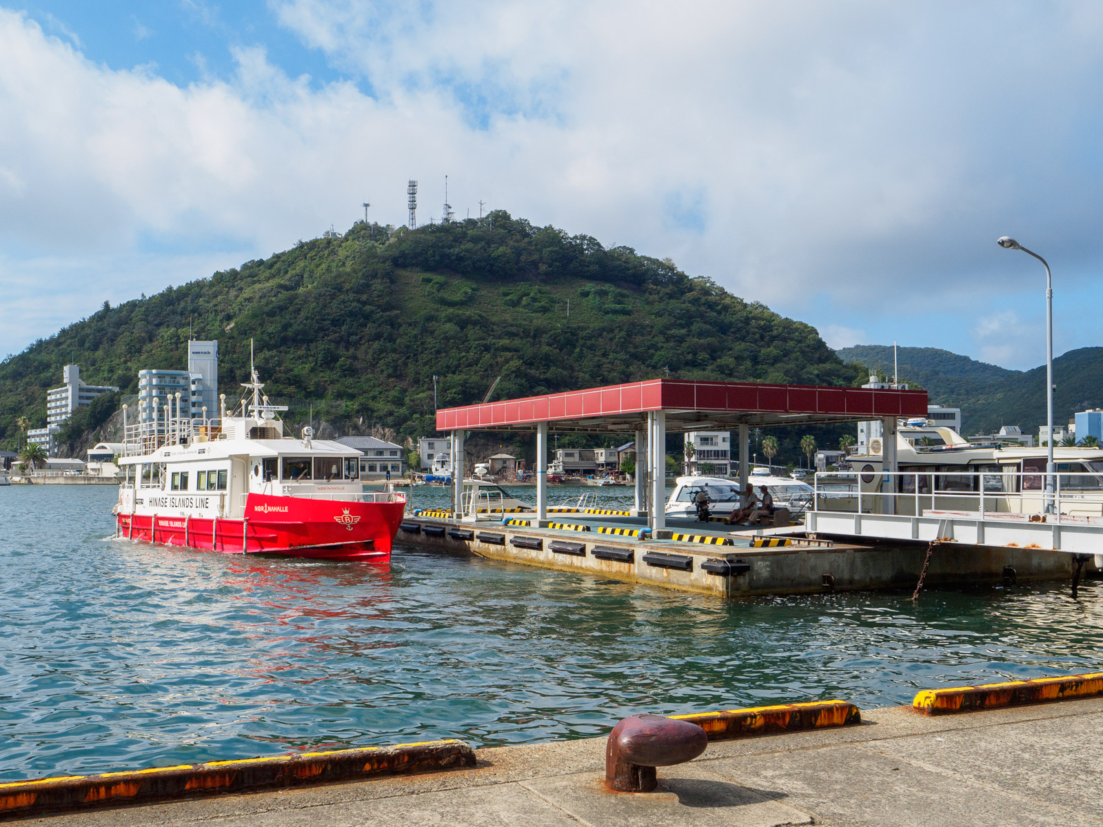 日生駅前の桟橋を発つ大生汽船の小型船（2023年9月）