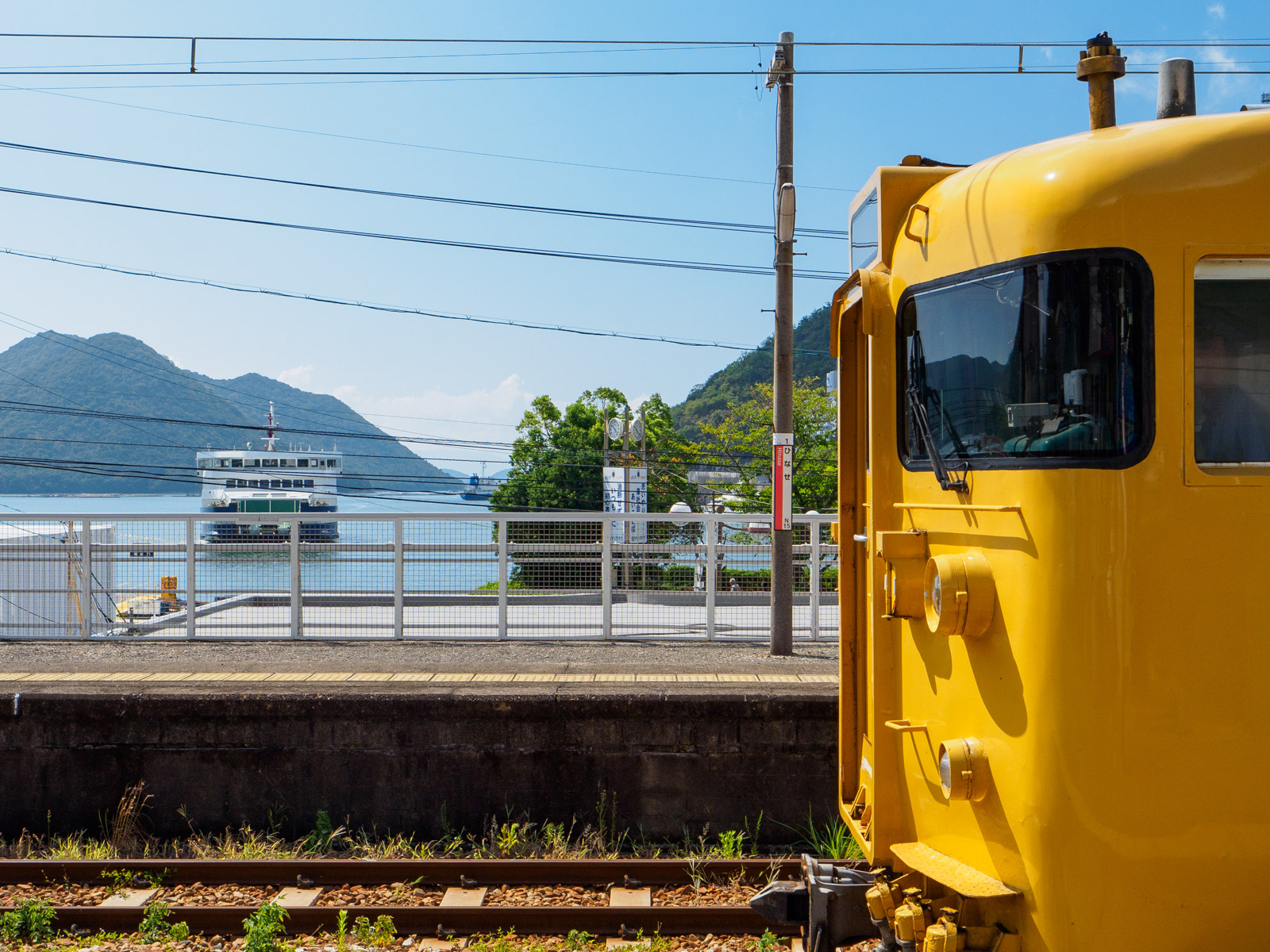 日生駅のホームから見た、小豆島からのフェリーと赤穂線の列車（2023年9月）