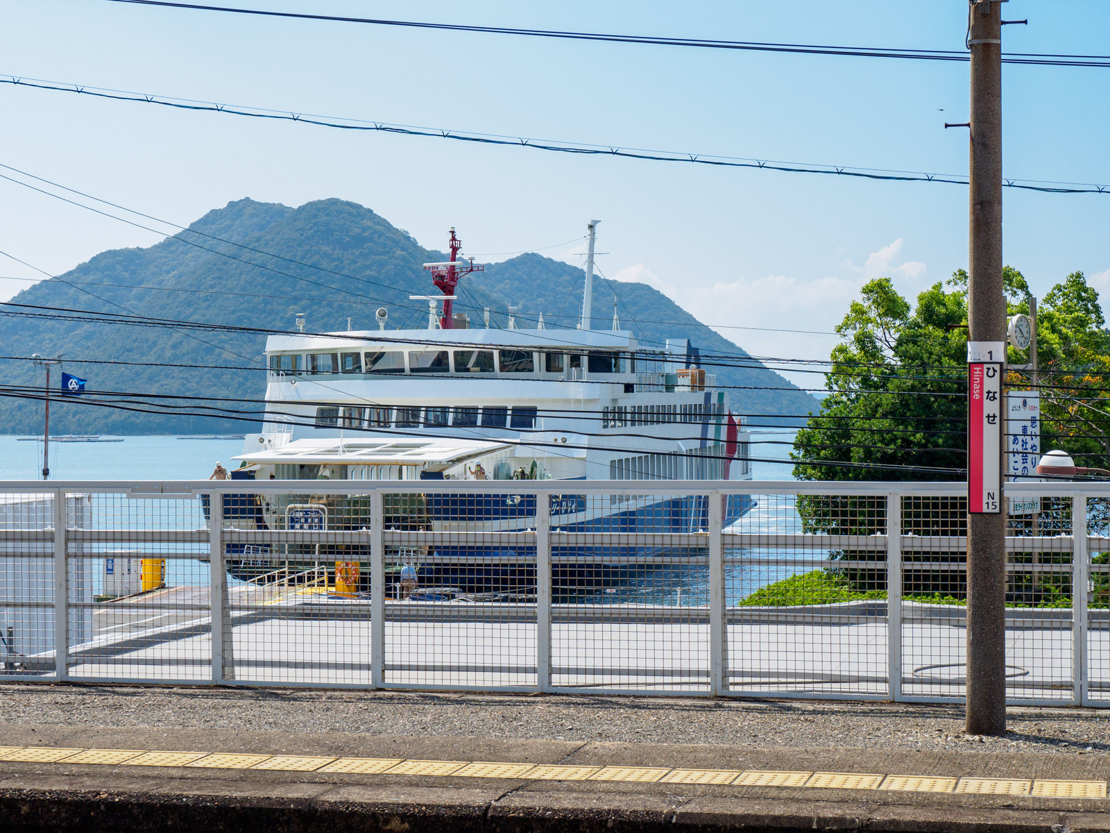 日生駅のホームから見た、小豆島行きのフェリー（2023年9月）