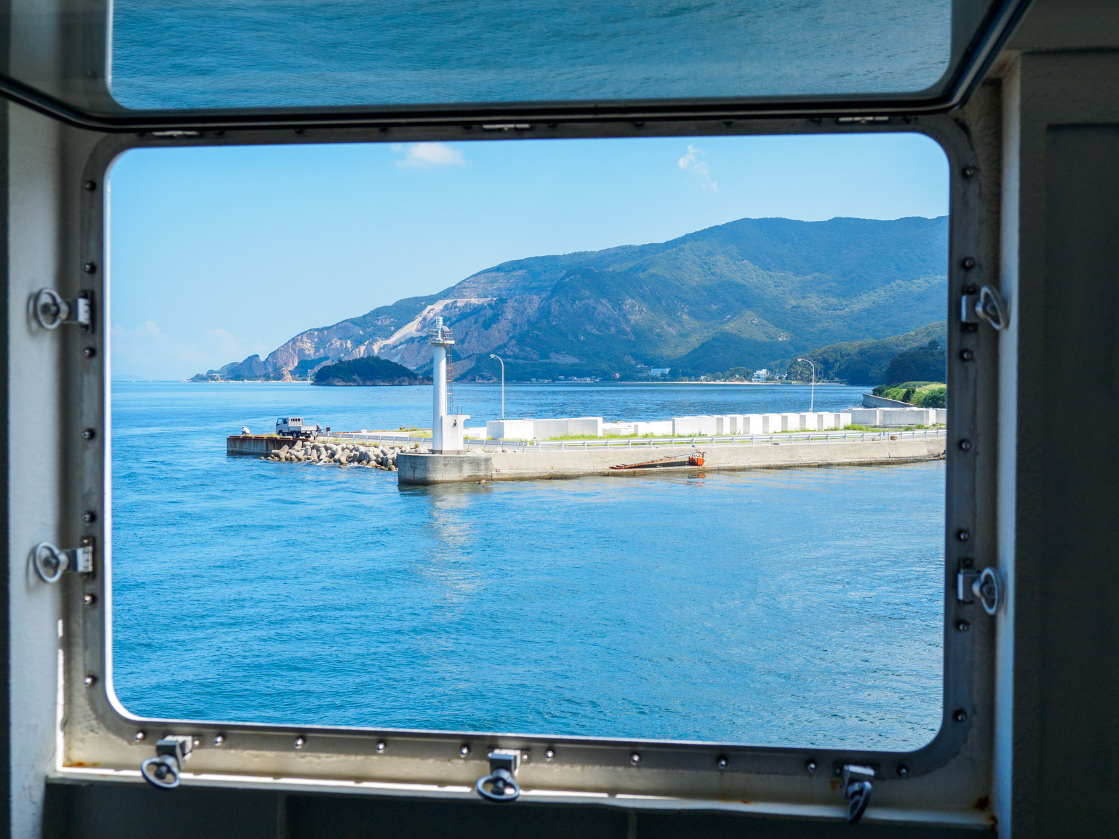 小豆島行きのフェリーから見た、小豆島の大部港（2023年9月）