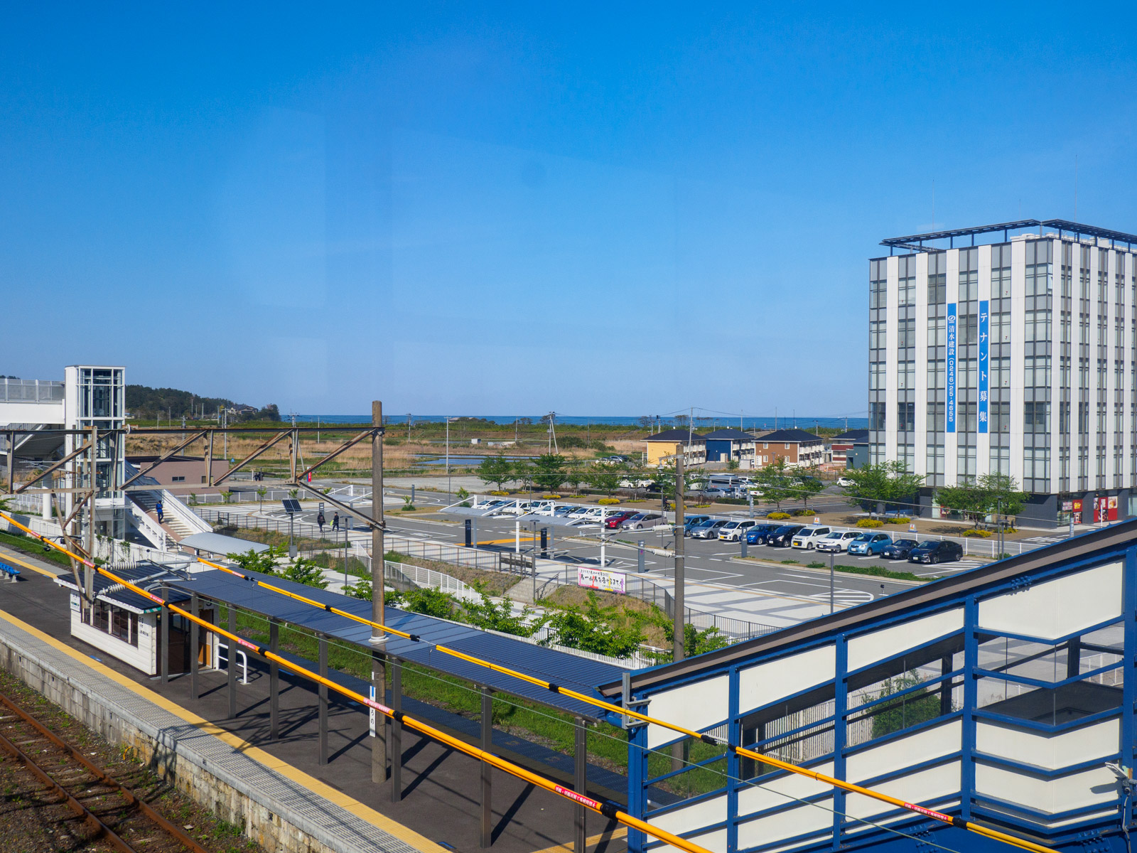 広野駅の跨線橋から見た、広野駅の東側の街並みと太平洋（2022年4月）