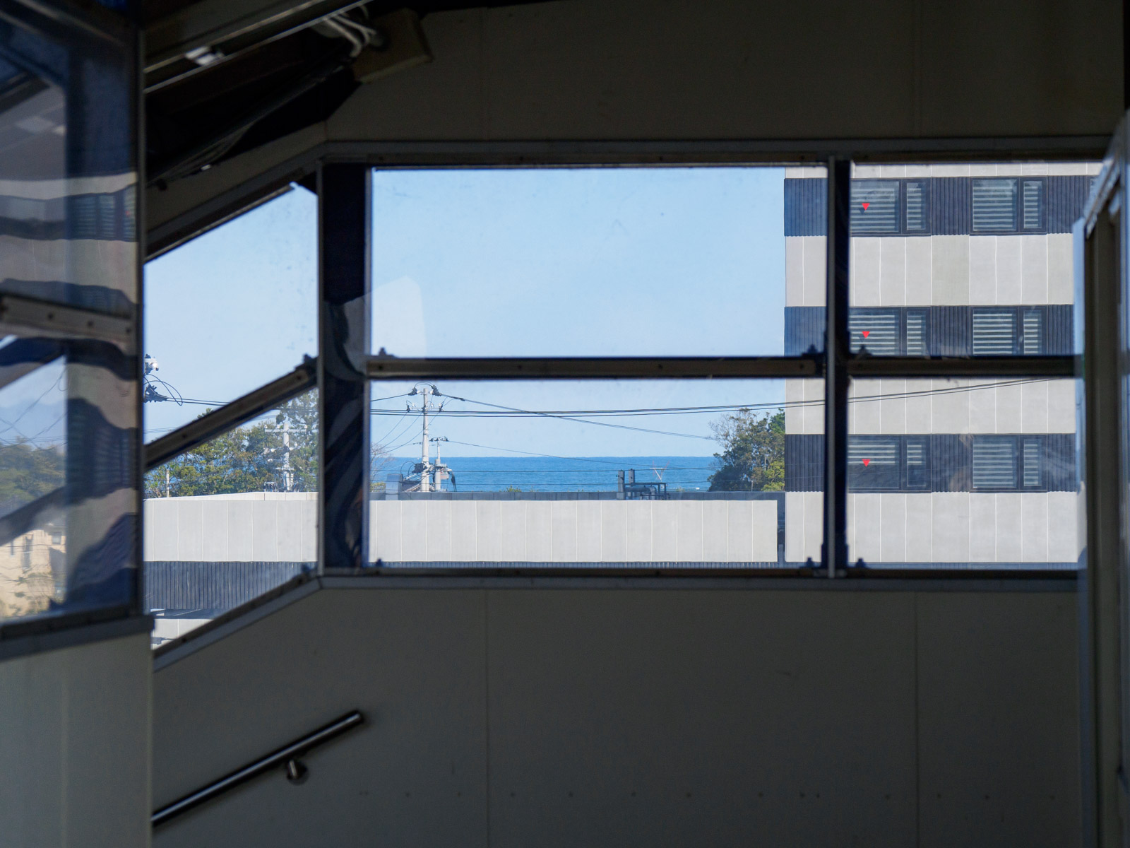 広野駅の跨線橋から見た、太平洋の水平線（2022年4月）