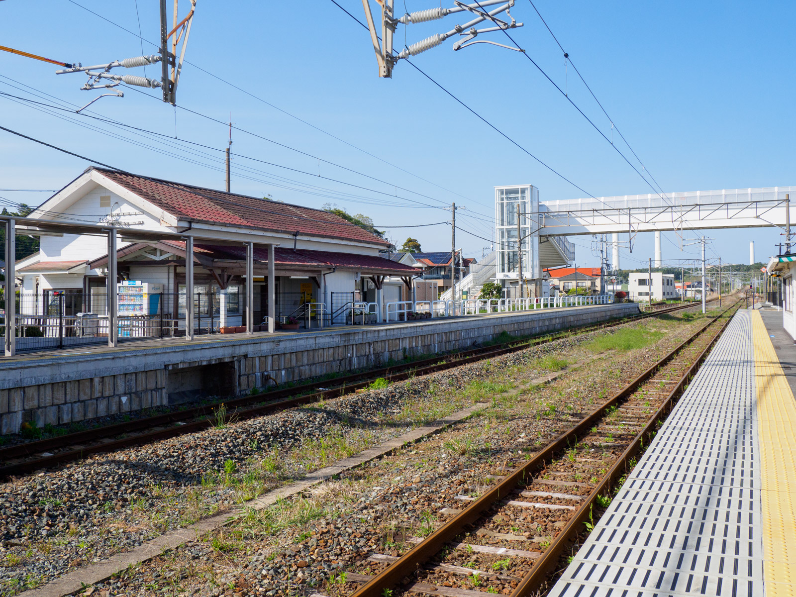 広野駅のホームと赤い屋根の駅舎（2022年4月）