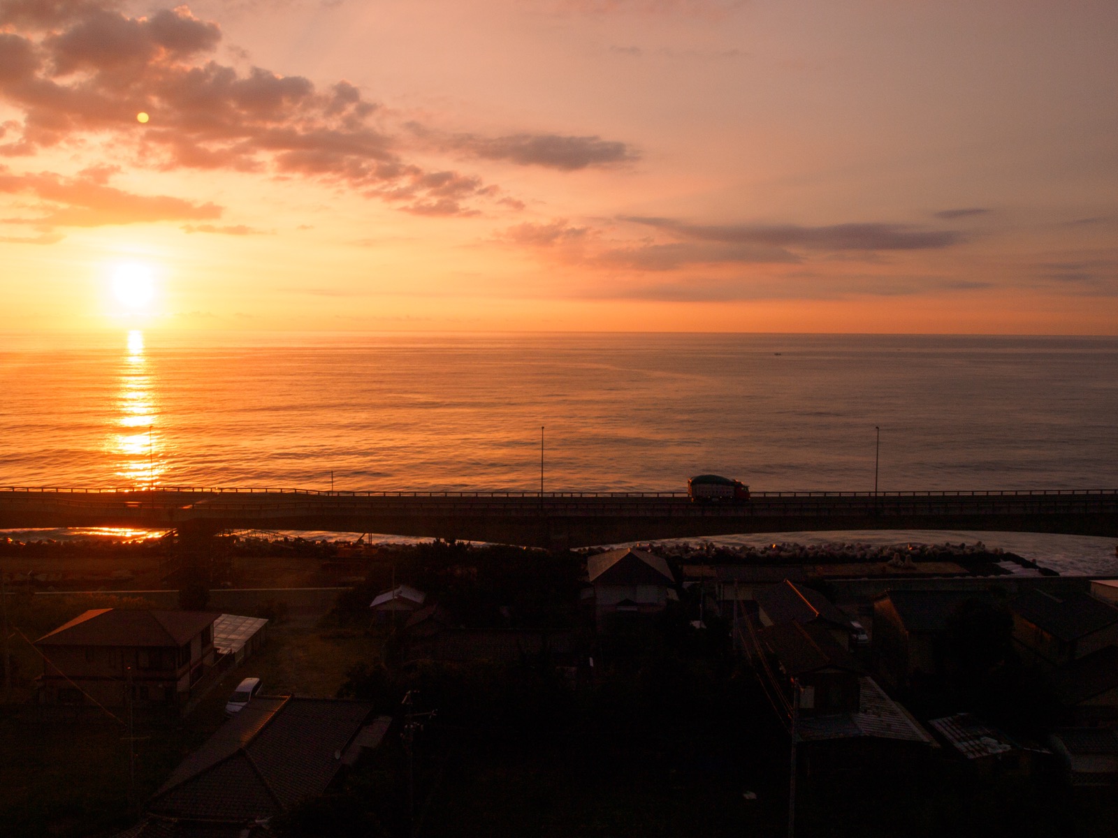 日立駅の展望イベントホールから見た、日の出と太平洋