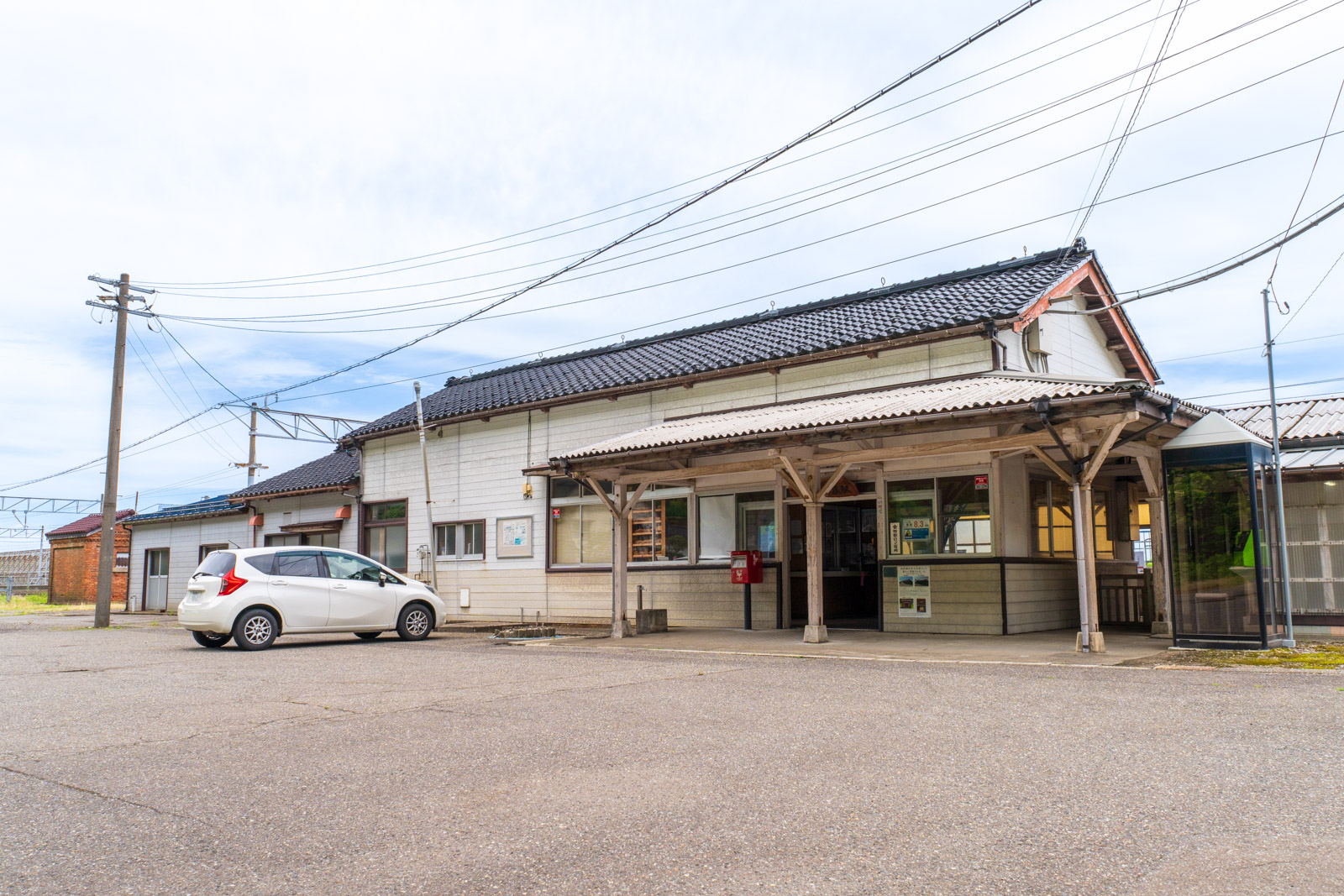 市振駅の木造駅舎(2026年6月)