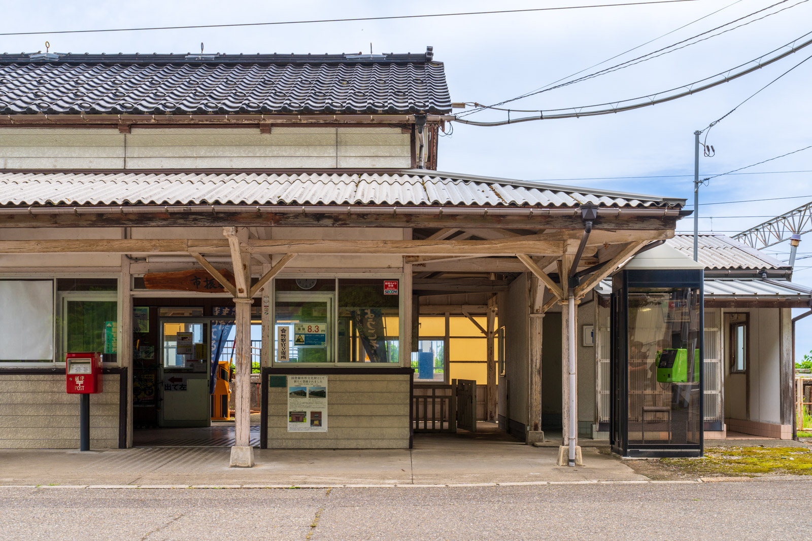 市振駅の木造駅舎(2026年6月)