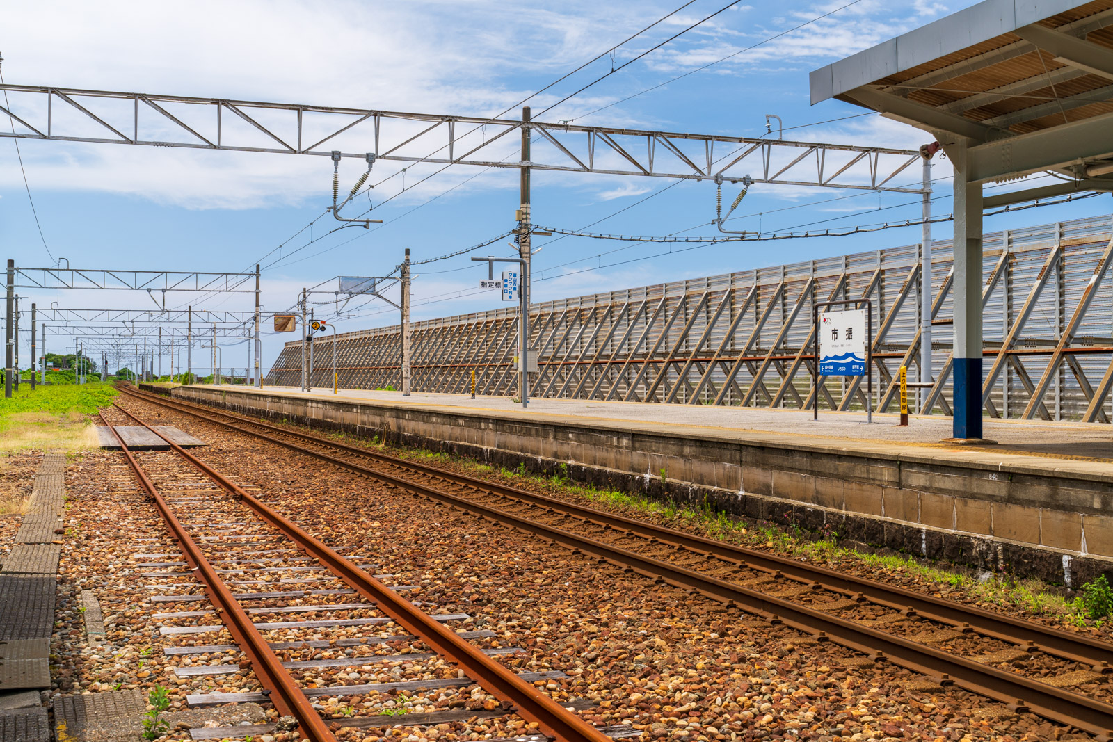 市振駅のホームと波除けのフェンス(2026年6月)