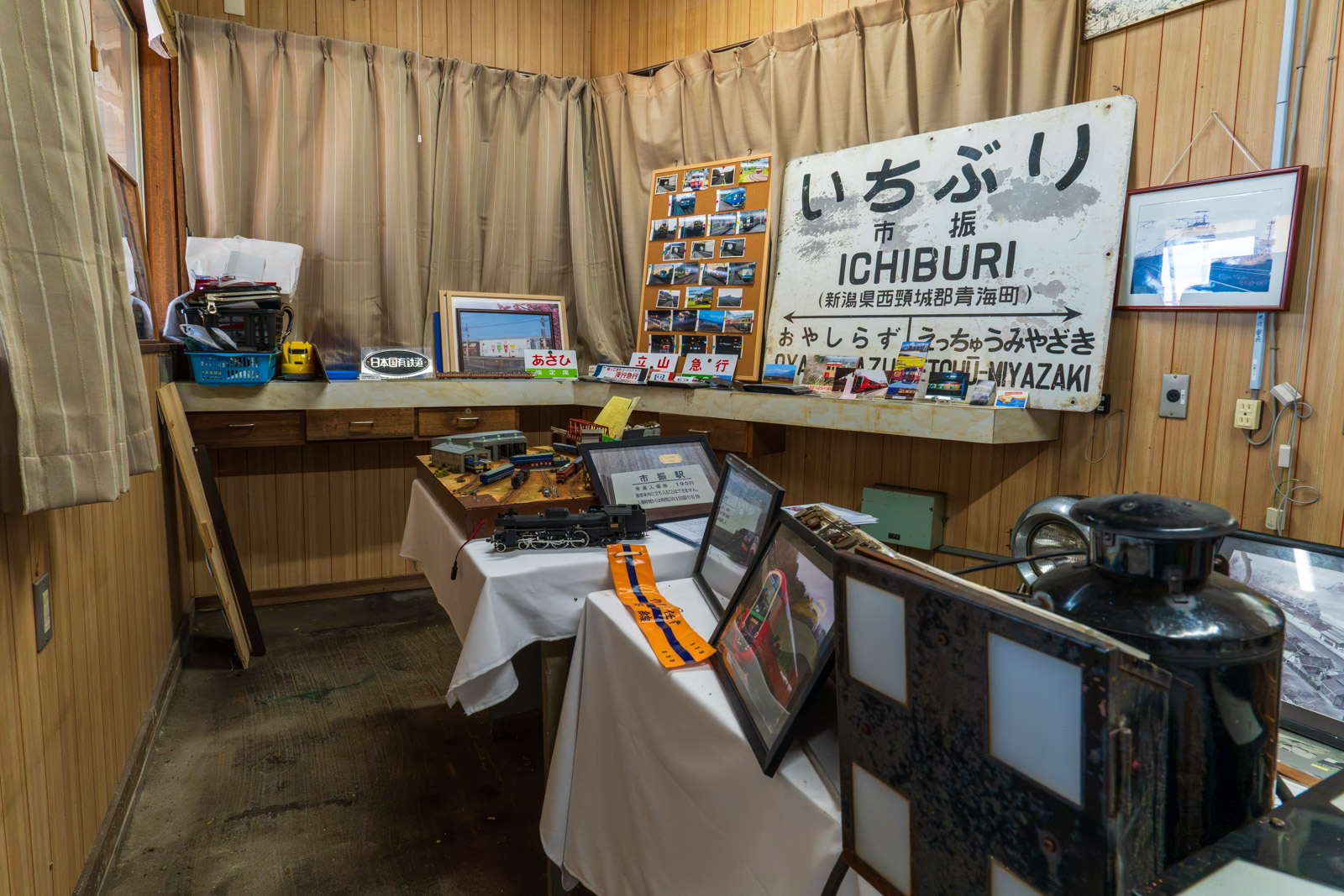 市振駅の旧事務室内に展示された鉄道資料(2026年6月)