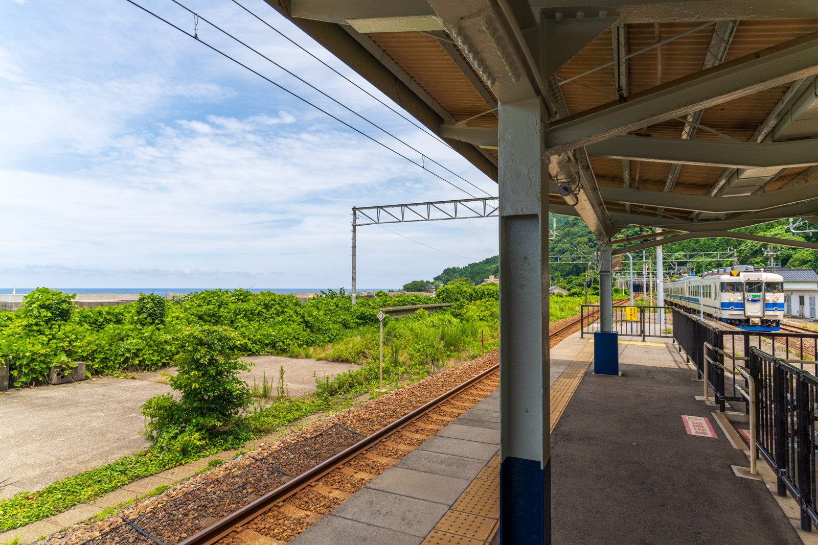 市振駅に到着した「TOKIトレイン」(2026年6月)
