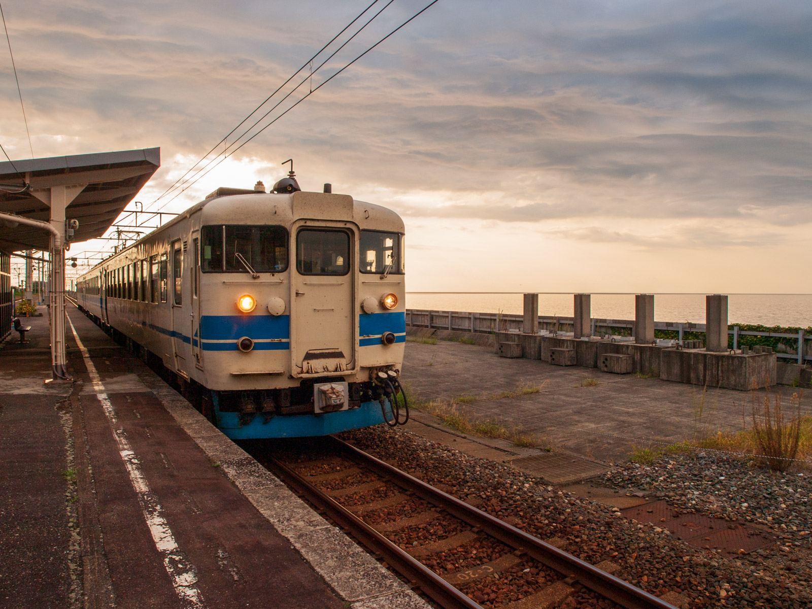 JR時代の市振駅に到着した普通列車(2012年8月)