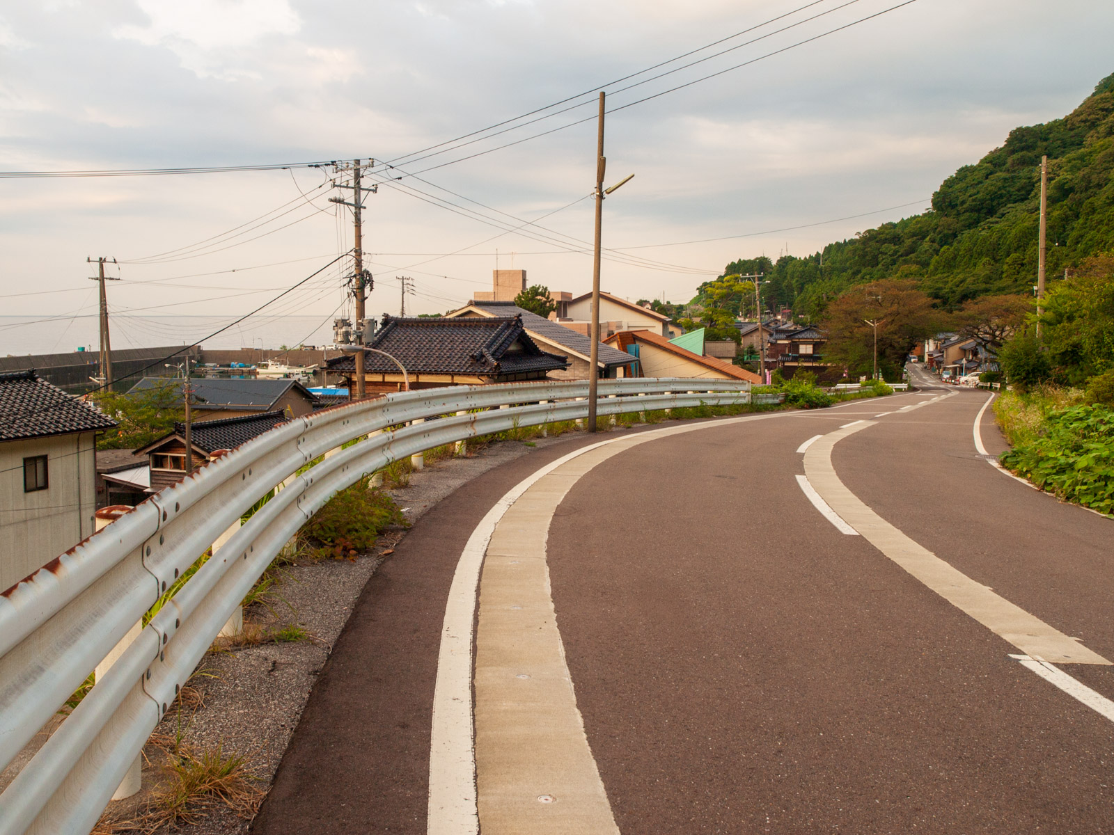 市振駅のそばにある集落(2012年8月)