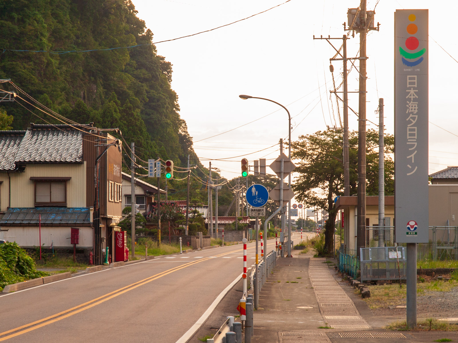 市振駅前を通る国道8号(2012年8月)