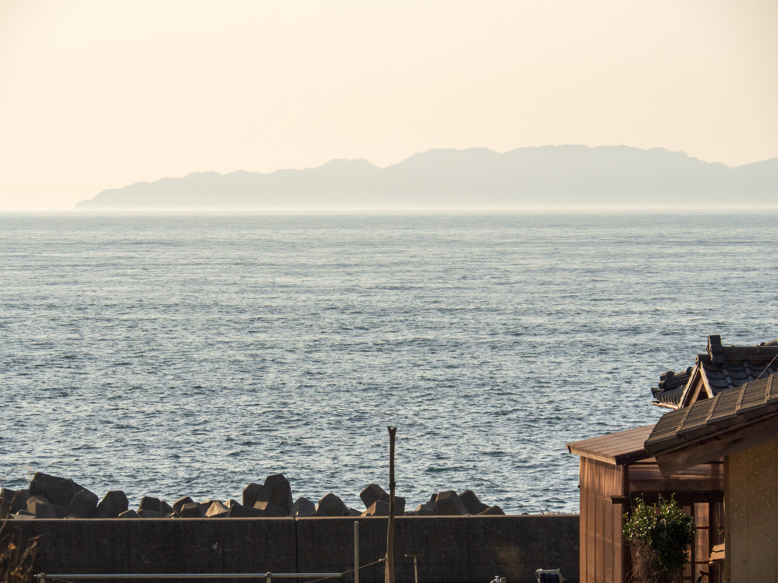 今川駅から見た、夕暮れの日本海と粟島(2016年3月)